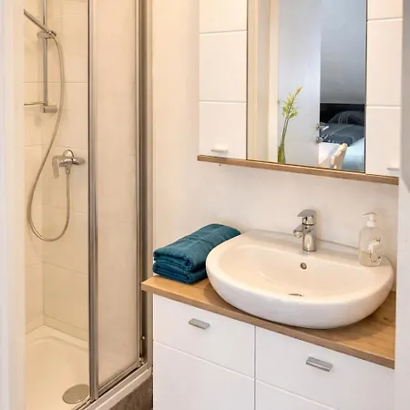 Billige Bescheidene Kleinwohnung In דירה