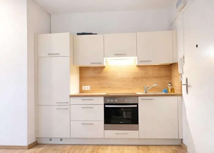 Apartment Billige Bescheidene Kleinwohnung In *